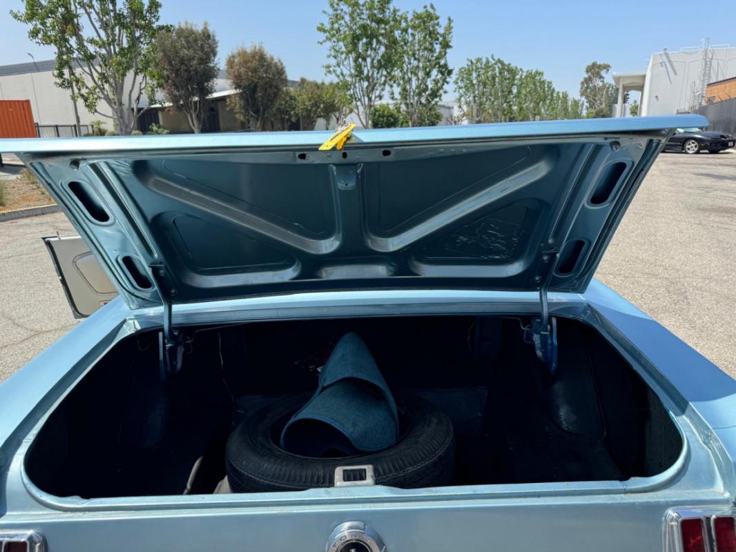 Ford Mustang - COUPE BLEUE TOIT VINYLE BLANC 1965