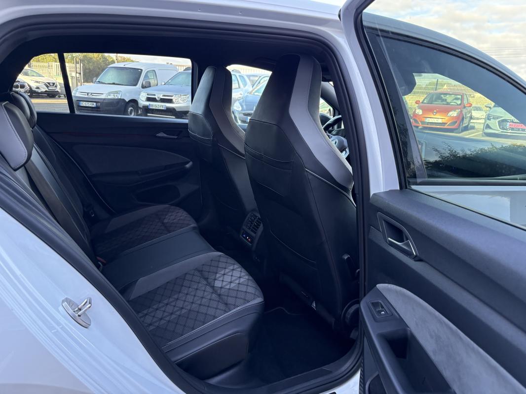 Volkswagen Golf - 2.0L TDI 150 CV R-LINE DSG 7 + ATTELAGE + SIEGE CHAUFFANT ET VOLANT